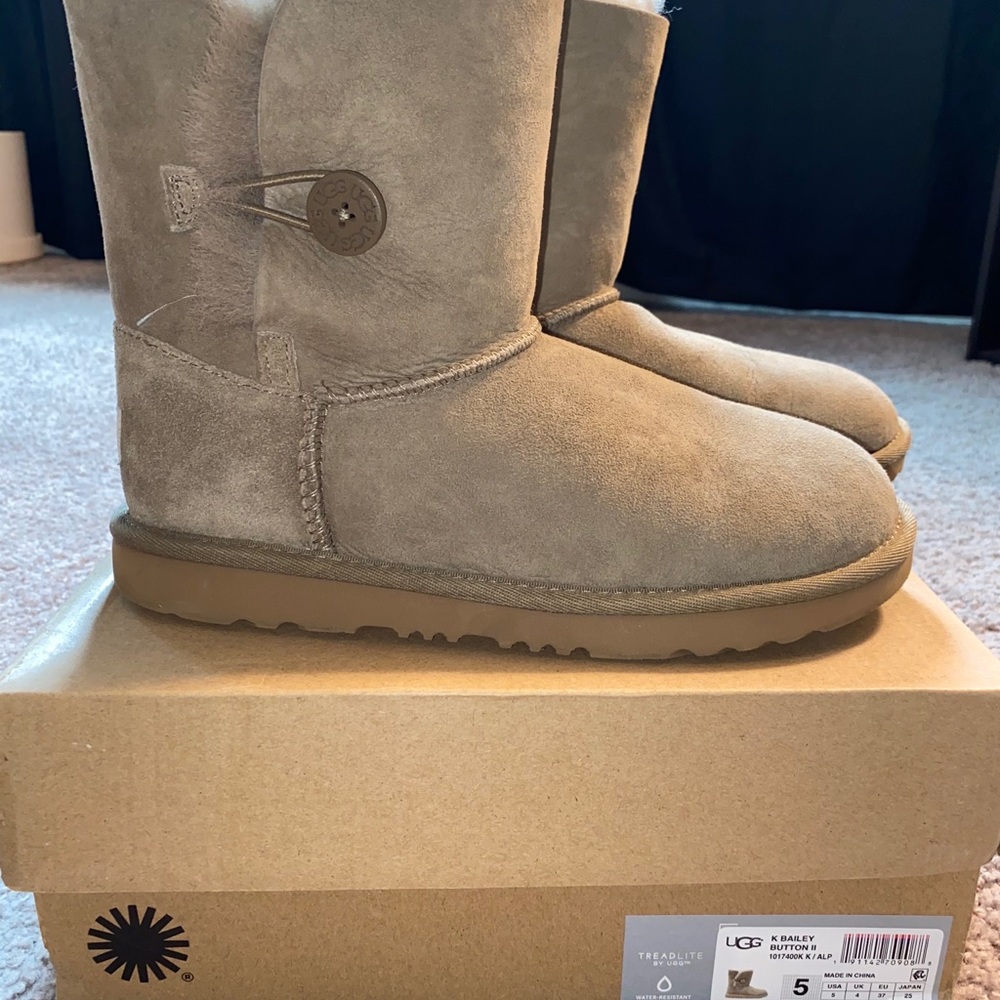 BIG KIDS UGGS SIZE 5